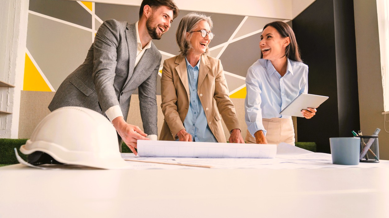 Combined expertise strengthens Germany’s foreign trade Image: A man and two women on a desk